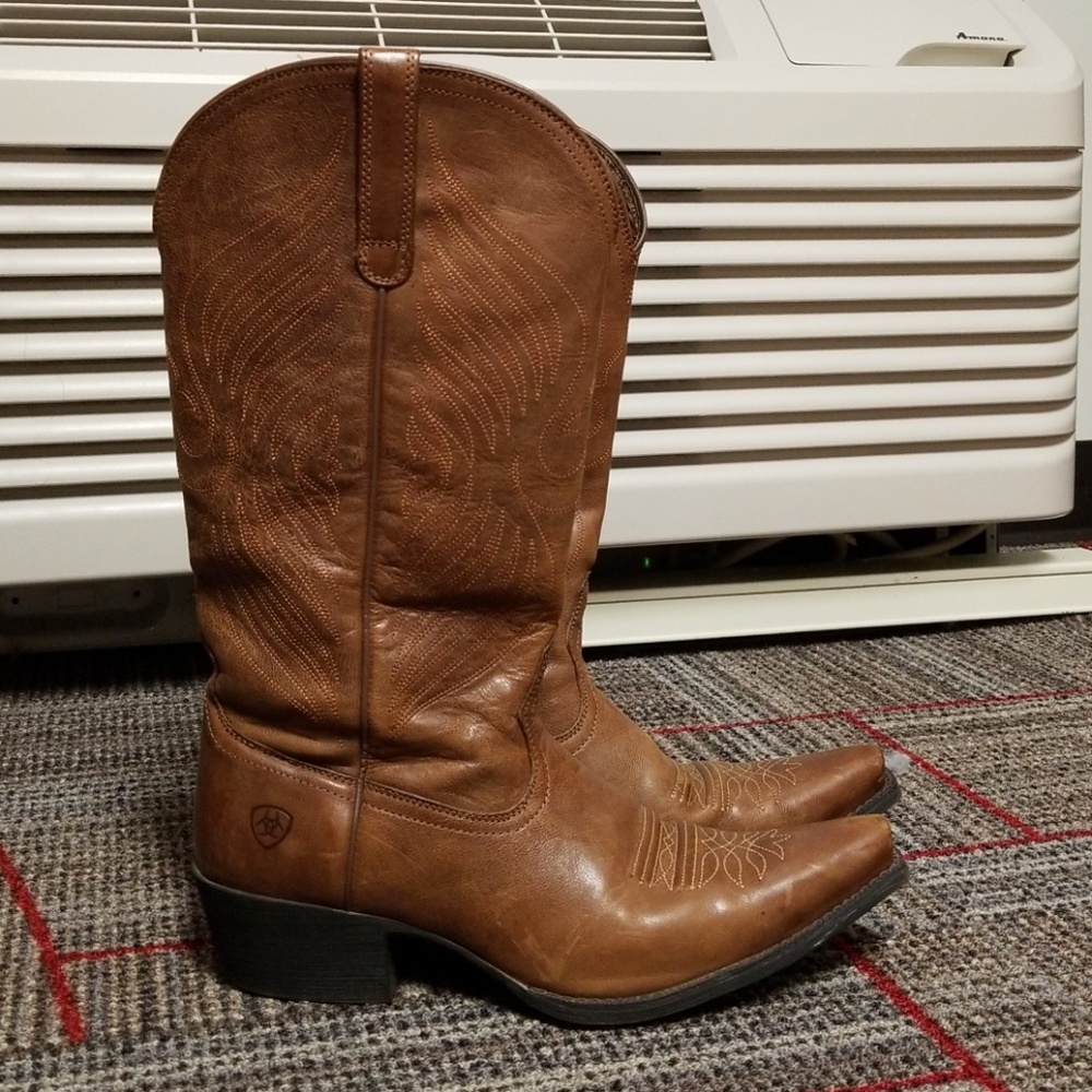 Size 9 women's Ariat boots.